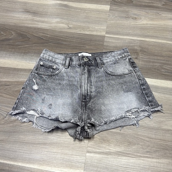 Zara Gray Frayed Jean Shorts size 4 - Picture 2 of 8